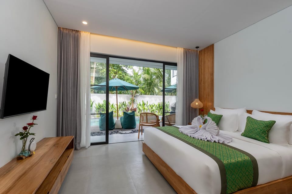 Bed, TV and multimedia, Photo of the whole room, Bedroom