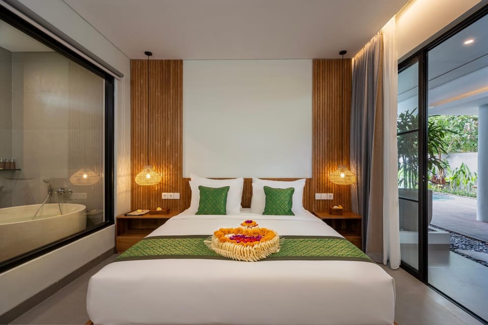Bed, Photo of the whole room, Seating area, Bedroom, towels