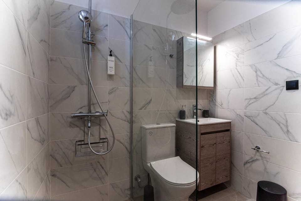 Shower, Toilet, towels