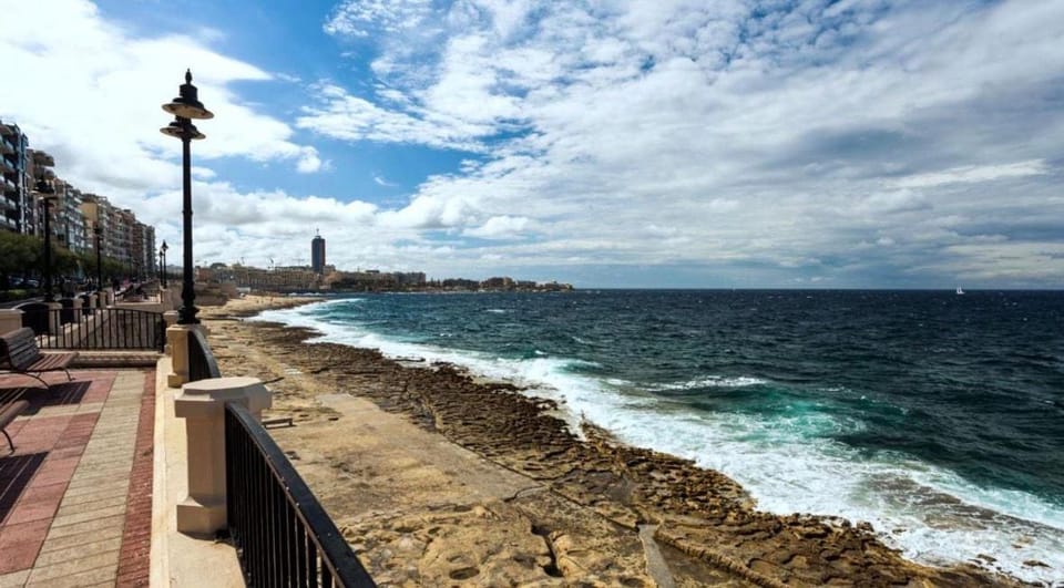 Private room in shared flat in central Sliema Apartment in Sliema
