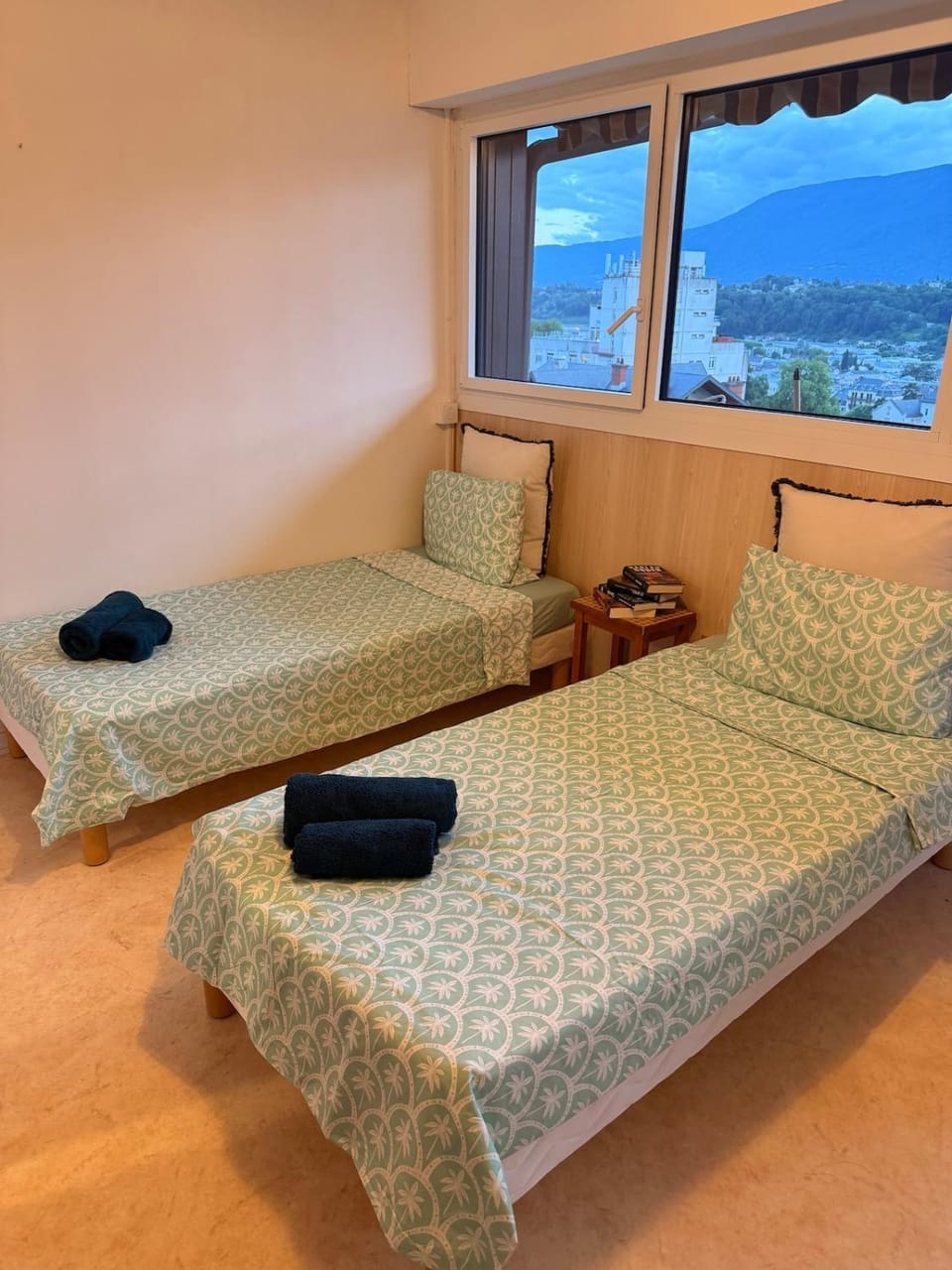 Bed, Bedroom, towels