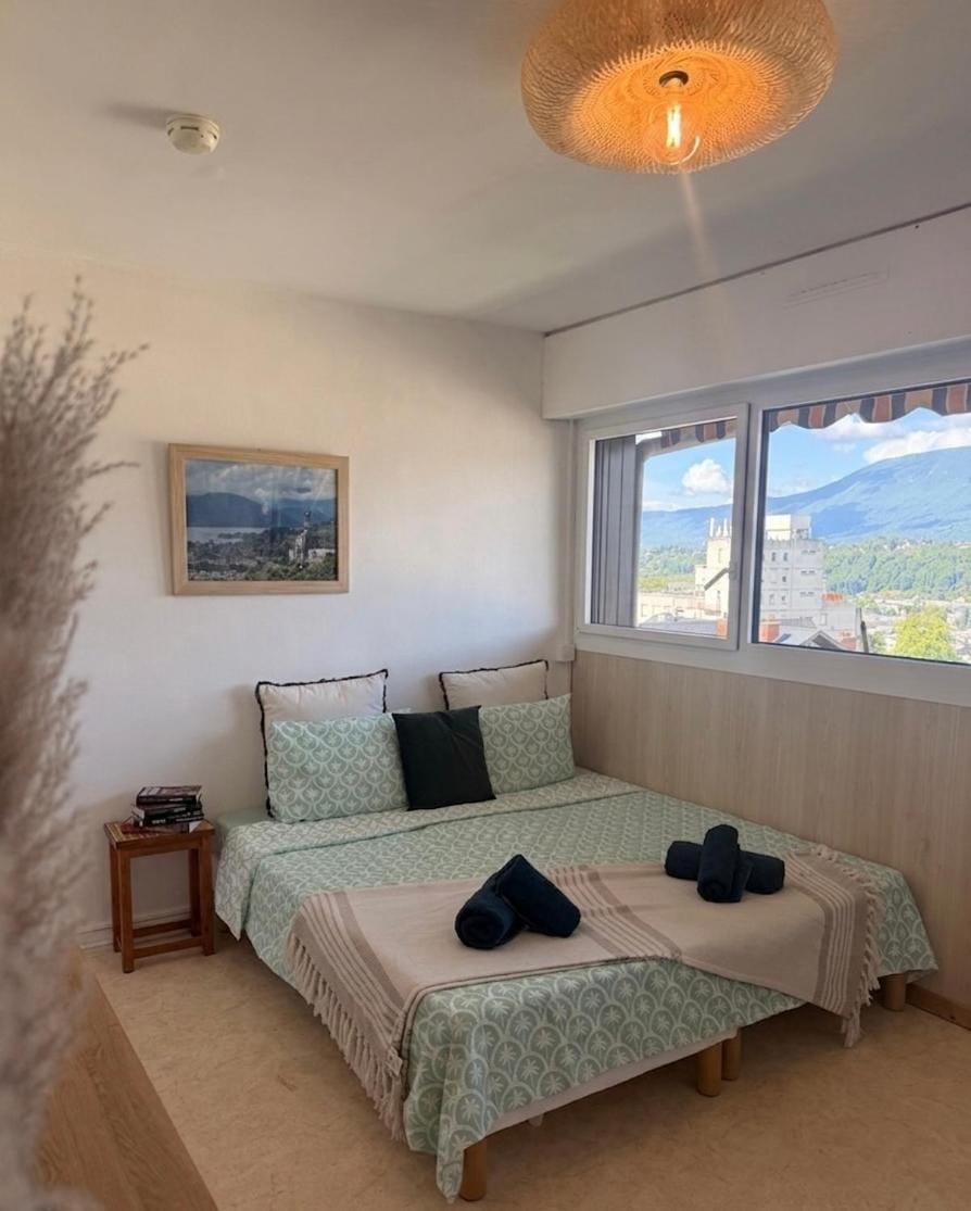 Bed, Bedroom, Mountain view, towels