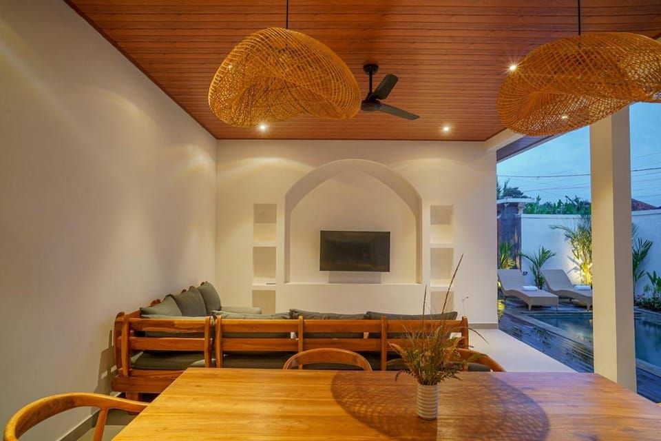 Property building, Communal lounge/ TV room, TV and multimedia, Living room, Dining area, Breakfast