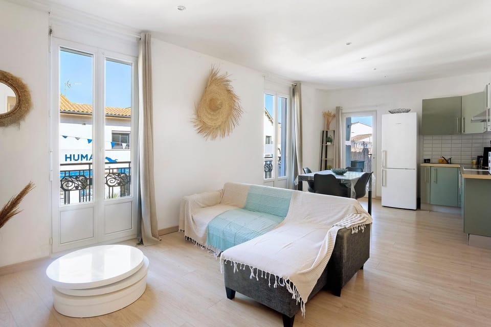 Property building, Living room, Bedroom