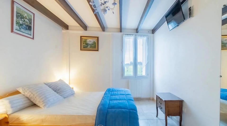 Bed, TV and multimedia, Bedroom