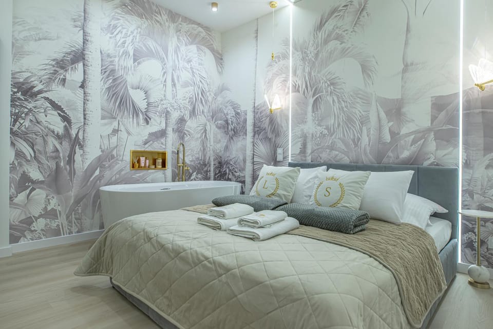 Bed, Hot Tub, Photo of the whole room, Bedroom, Bath, towels