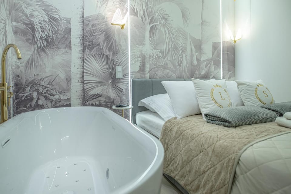 Bed, Hot Tub, Bedroom, Bath
