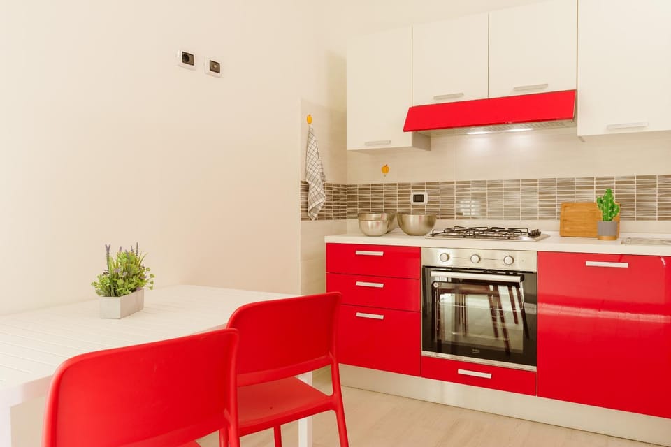 Kitchen or kitchenette, Dining area, oven, stove