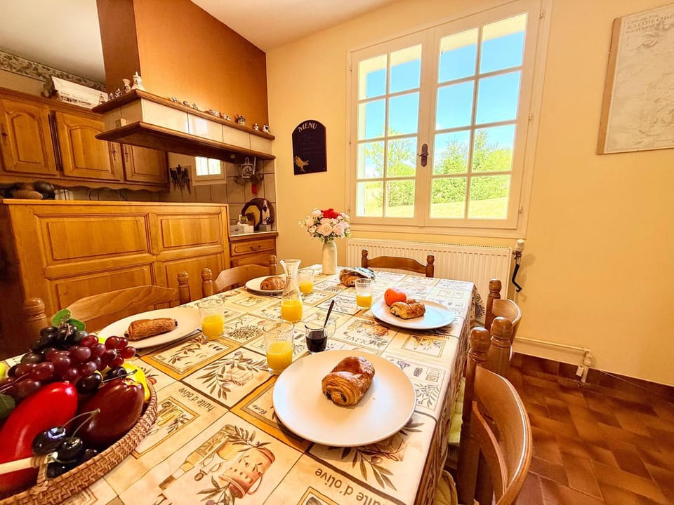 Kitchen or kitchenette, Food and drinks, Dining area, Food, Lunch, Dinner, Drinks, Alcoholic drinks