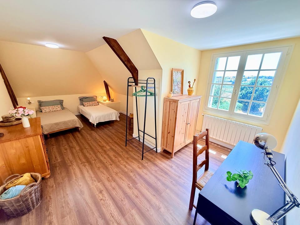 Bed, Photo of the whole room, Bedroom