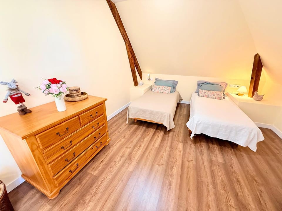 Bed, Photo of the whole room, Bedroom, towels