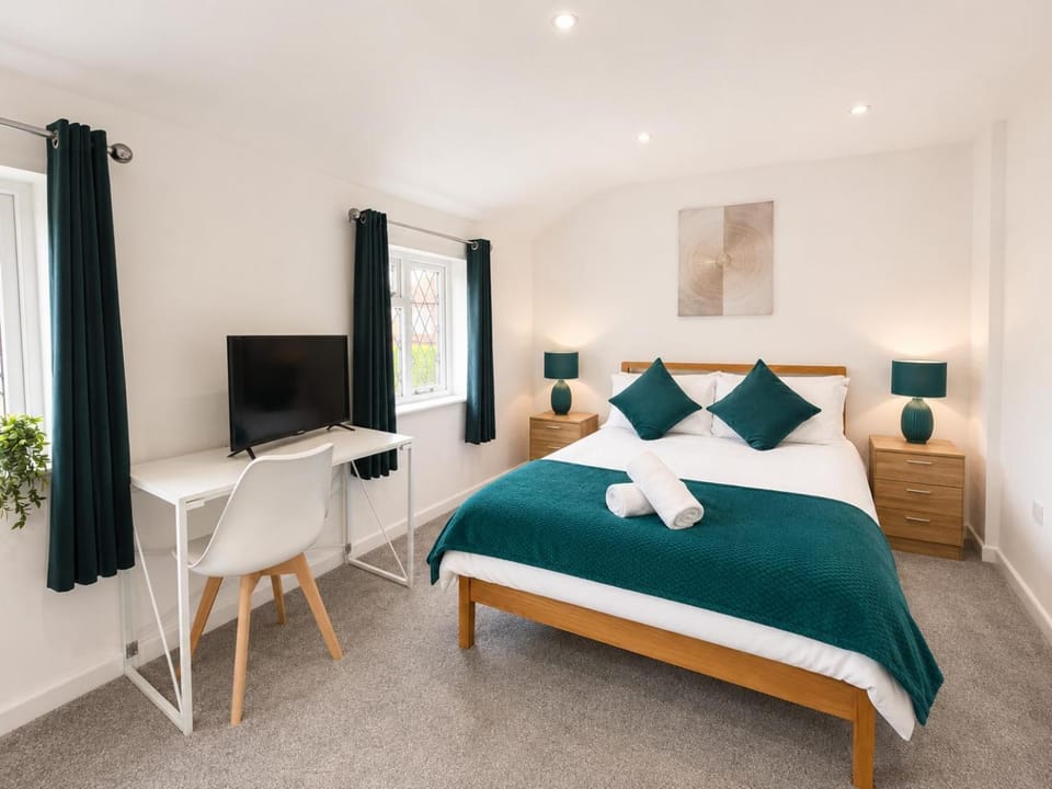 Bed, TV and multimedia, Bedroom, towels