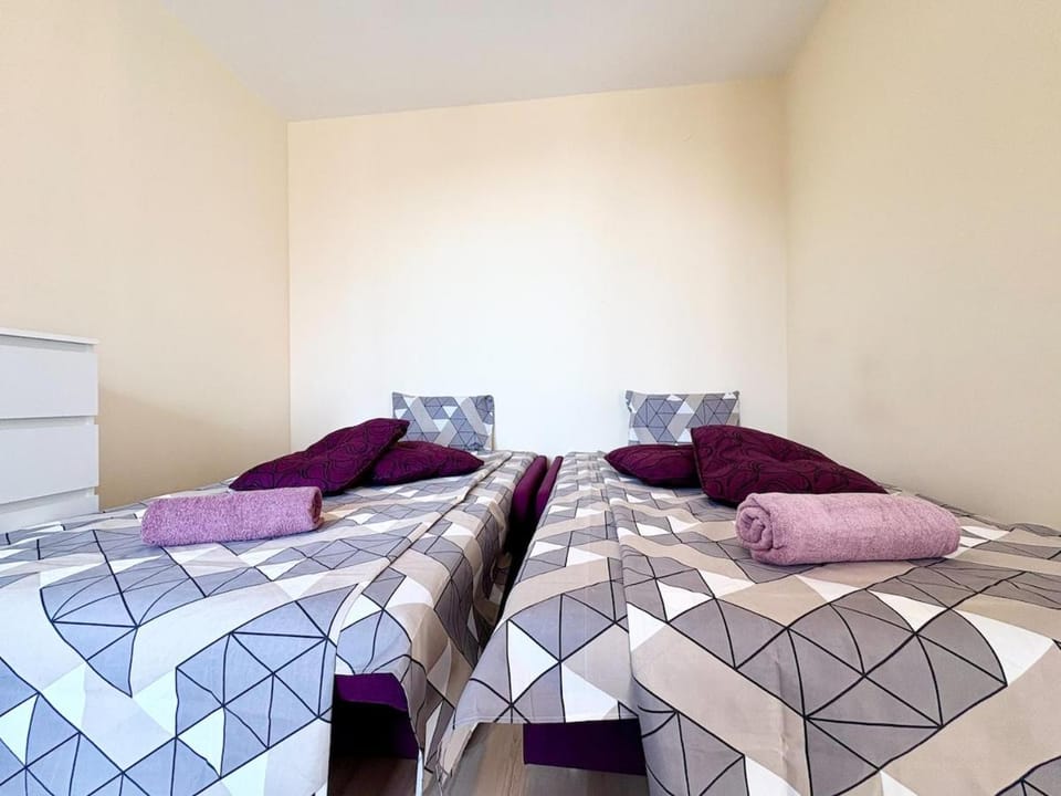 Bed, Bedroom, towels