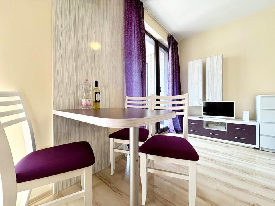 Communal lounge/ TV room, Living room, Drinks