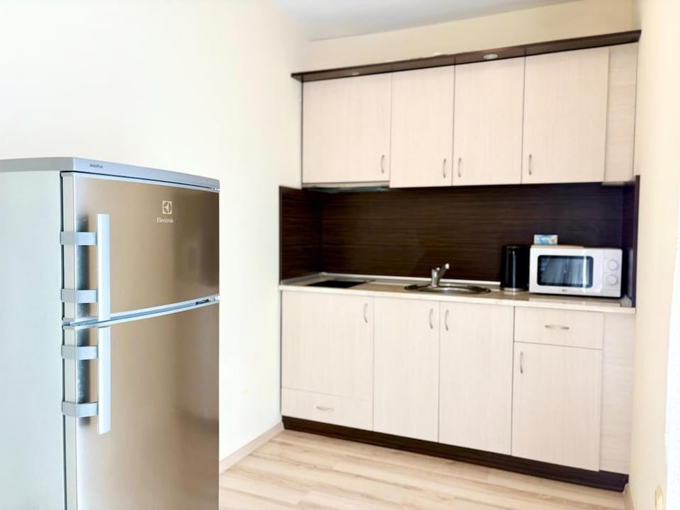 Coffee/tea facilities, Kitchen or kitchenette, microwave, stove, kitchen