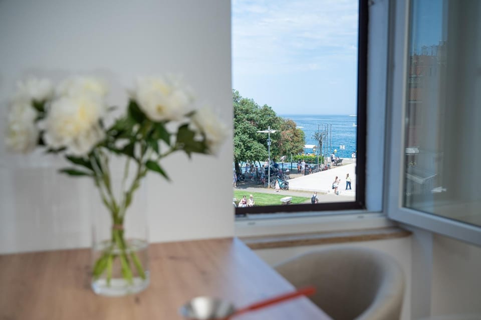 View (from property/room), Balcony/Terrace, Dining area, Mountain view