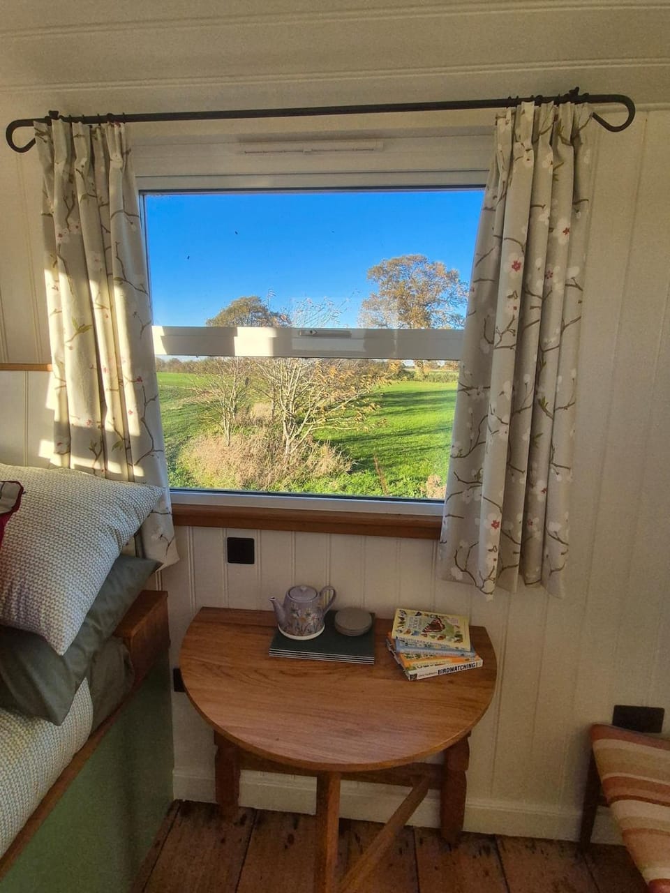 The Leveret's Lookout - Vintage Original Shepherd's Hut Apartment in Tendring District