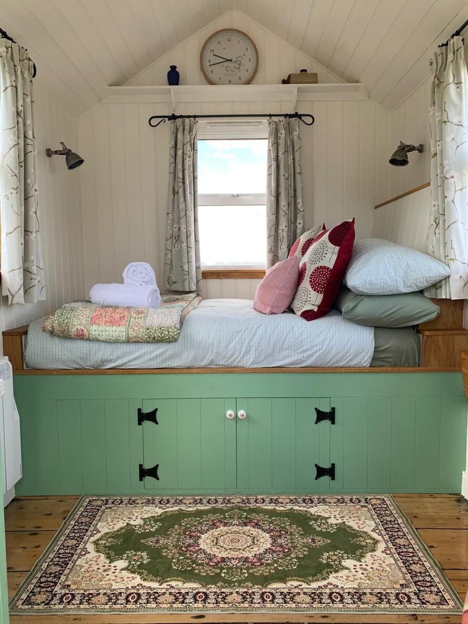 The Leveret's Lookout - Vintage Original Shepherd's Hut Apartment in Tendring District