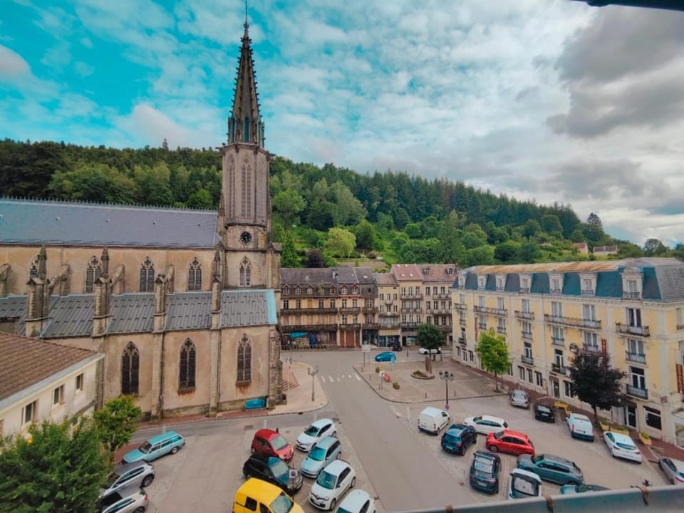 Day, Neighbourhood, City view, Landmark view, Street view, Location, Parking