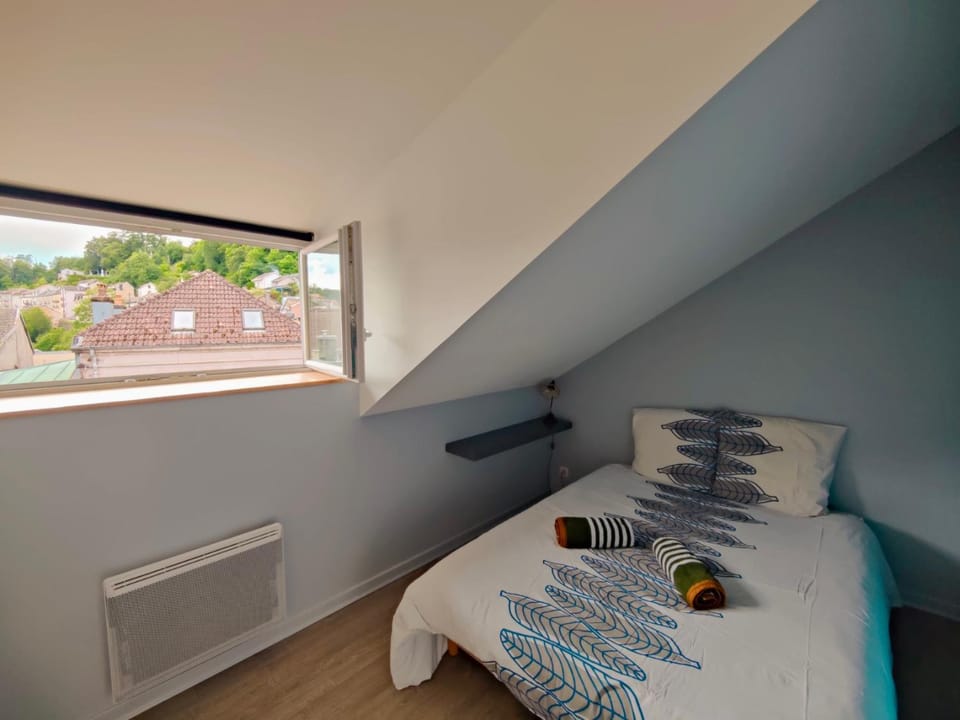 Bed, Photo of the whole room, Bedroom, towels