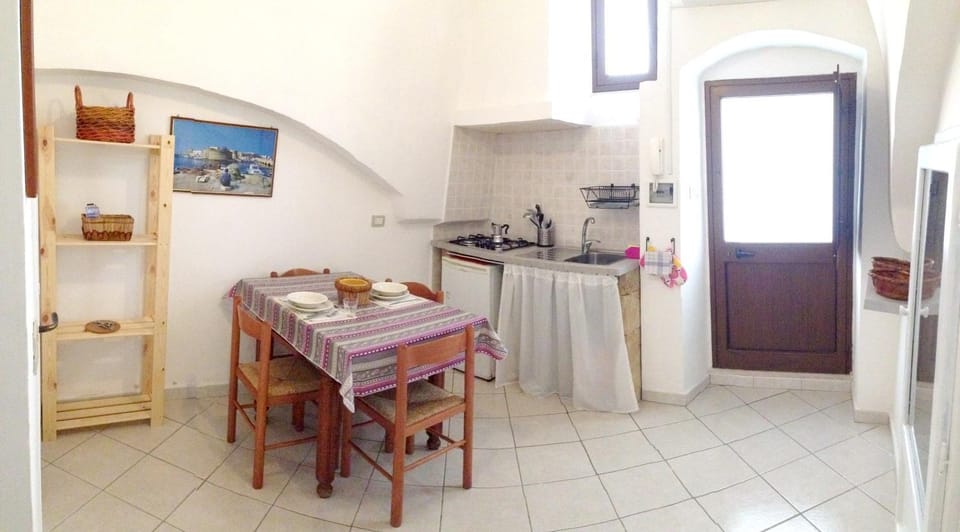 Coffee/tea facilities, Kitchen or kitchenette, Photo of the whole room, Dining area