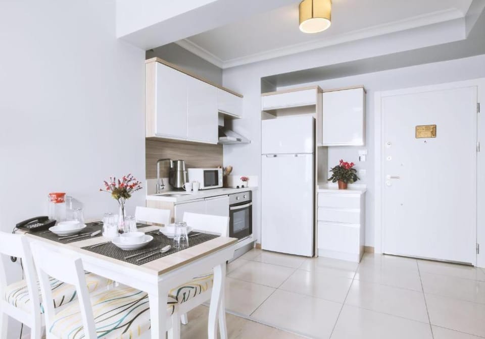 Coffee/tea facilities, Kitchen or kitchenette, Dining area, microwave, oven, stove