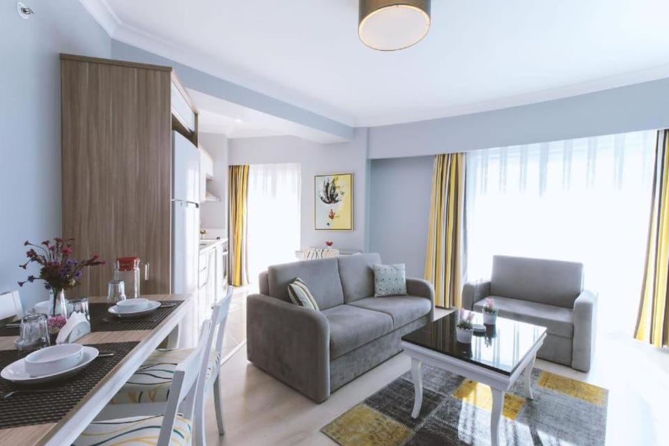 Kitchen or kitchenette, Living room, Seating area, Dining area