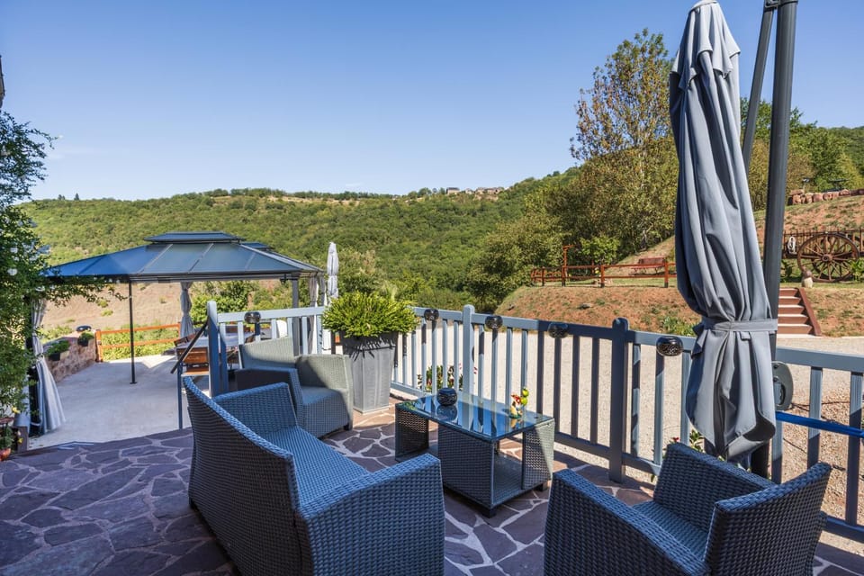Property building, Balcony/Terrace, Living room