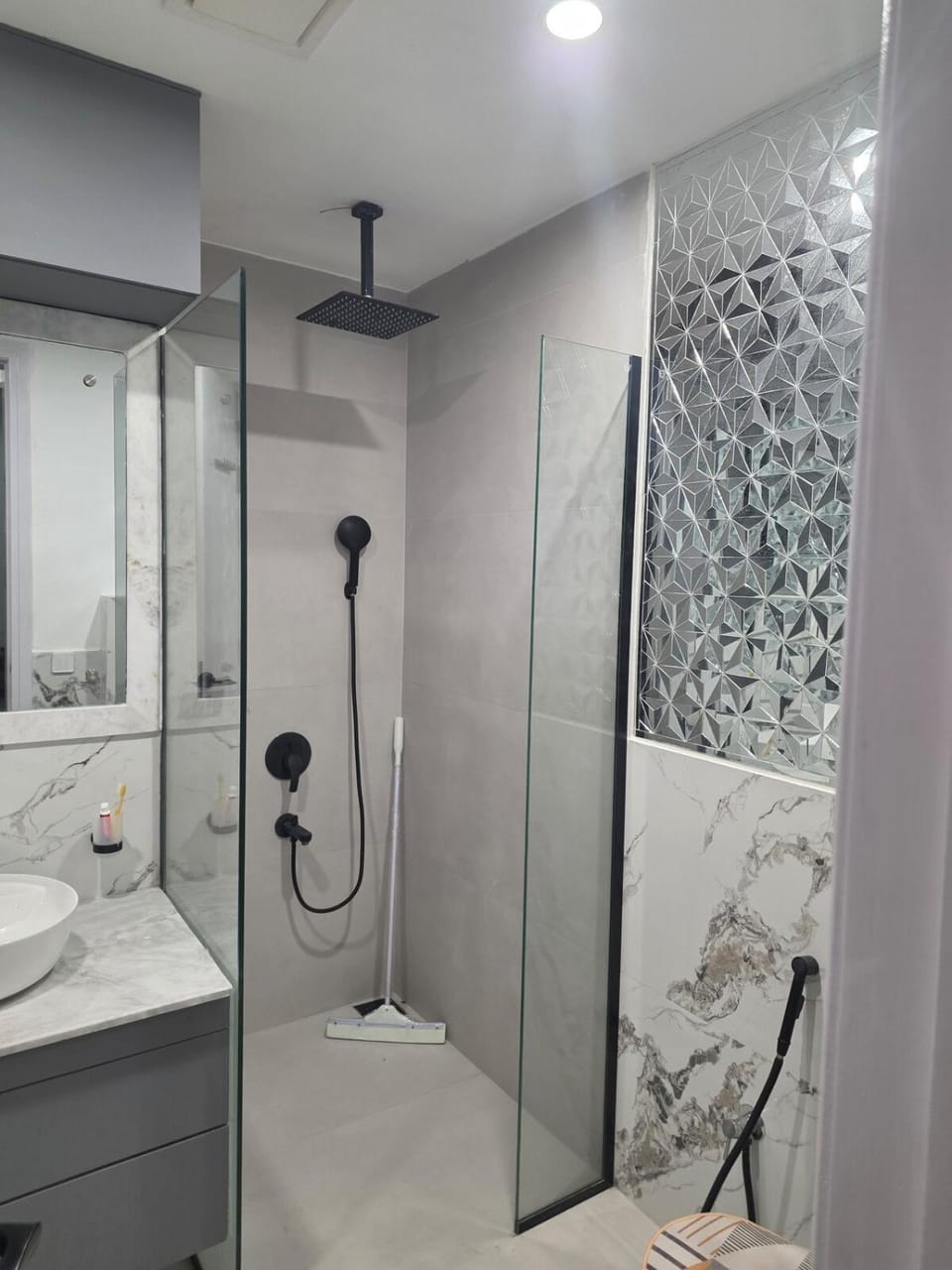 Luxury Stay, Chic Design - Comfort & Convenience Apartment in Lahore