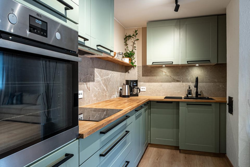 Coffee/tea facilities, dishwasher, oven, stove, kitchen