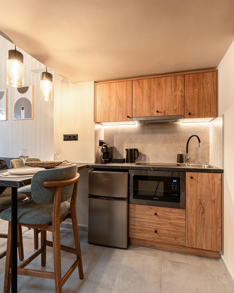 Coffee/tea facilities, Kitchen or kitchenette, Dining area, stove