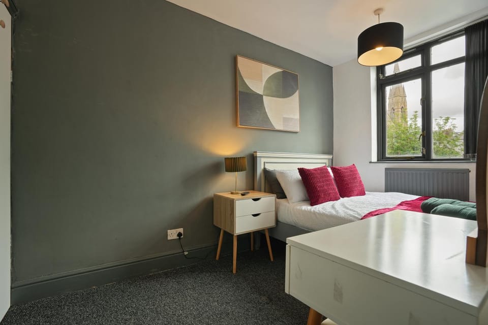 Bed, Photo of the whole room, Bedroom, internet