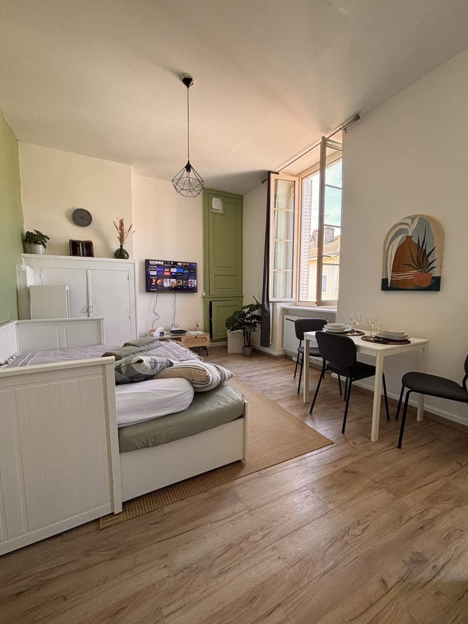 Bed, TV and multimedia, Living room, Photo of the whole room, Seating area, Dining area