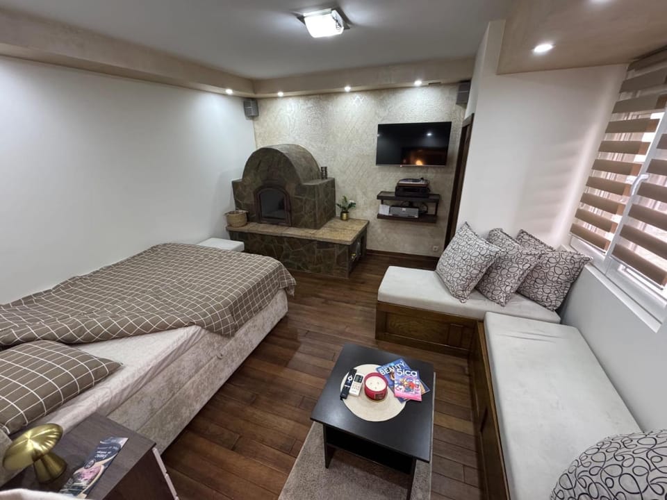 TV and multimedia, Seating area, Bedroom