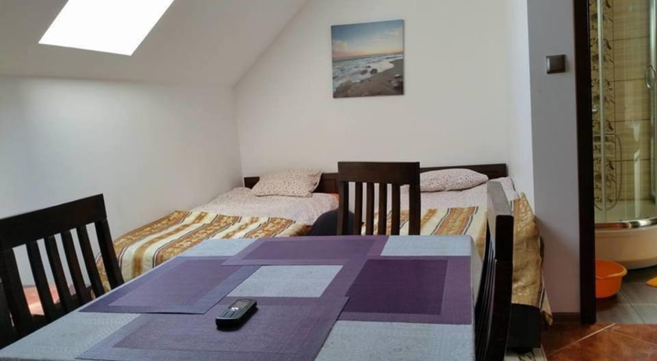 Bed, Photo of the whole room, Decorative detail, Dining area, Bedroom, acessibility