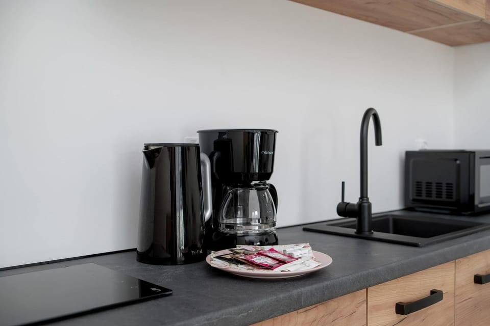 Coffee/tea facilities, Kitchen or kitchenette, stove