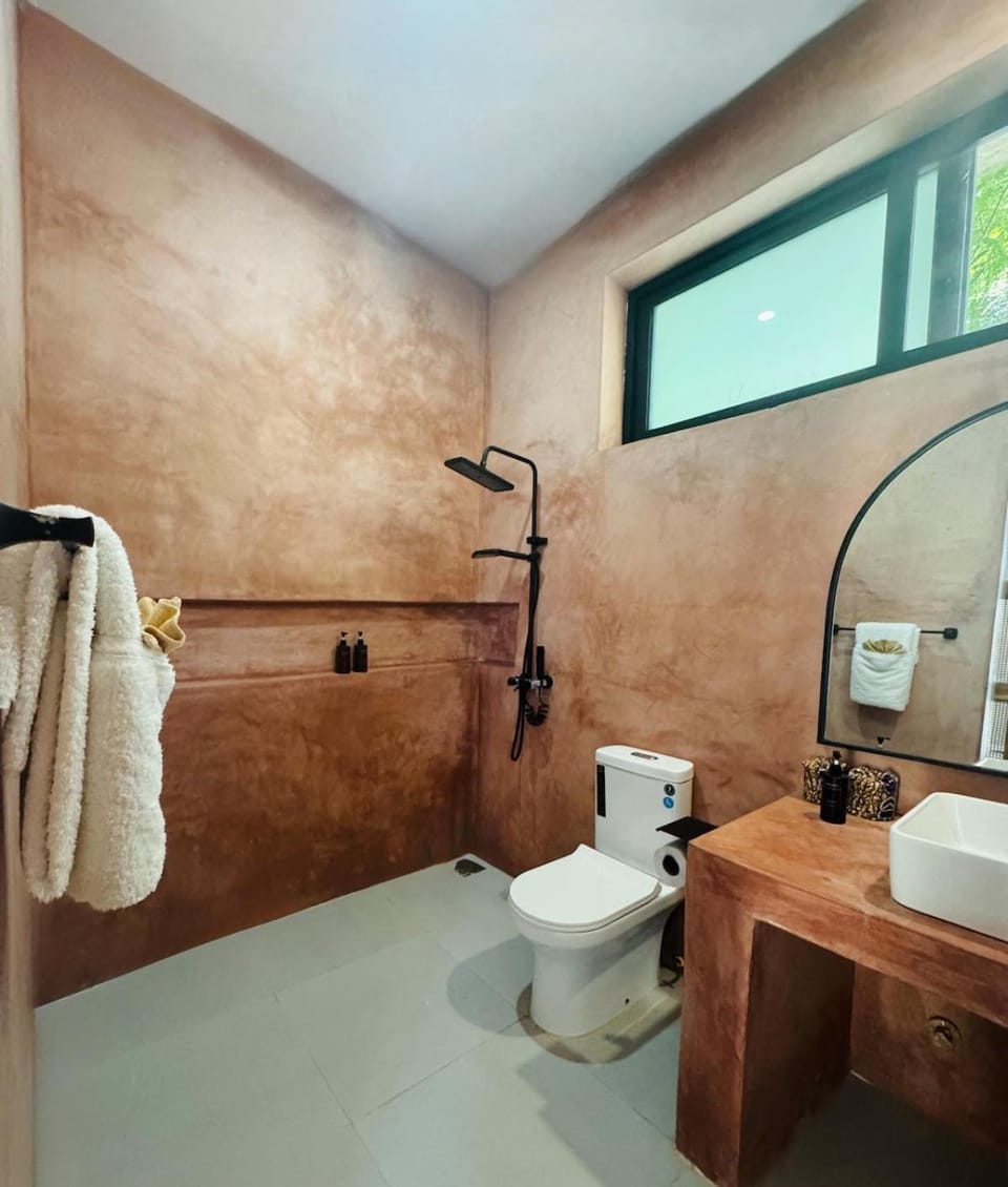 Shower, Toilet, Bathroom, towels
