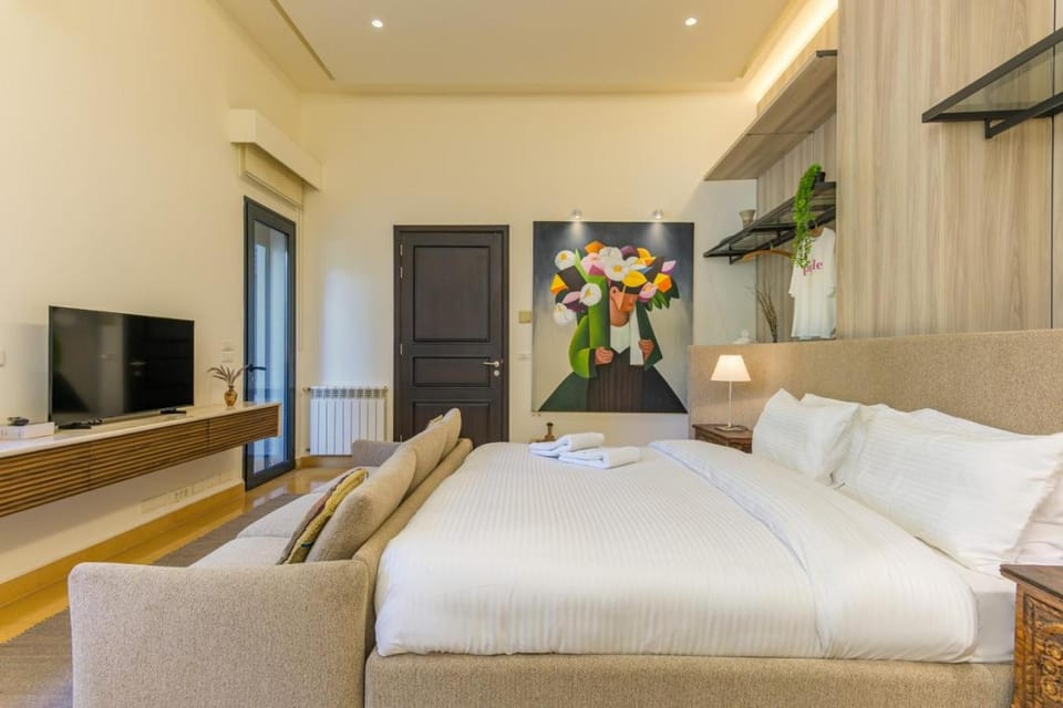 Bed, TV and multimedia, Photo of the whole room, Bedroom