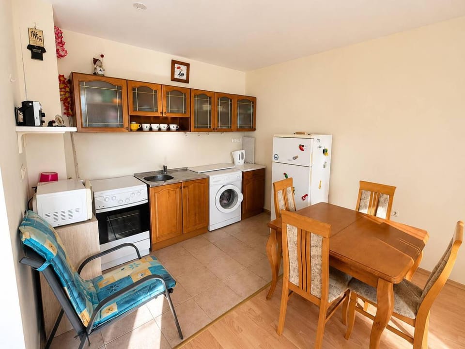 Kitchen or kitchenette, oven, stove, washing machine