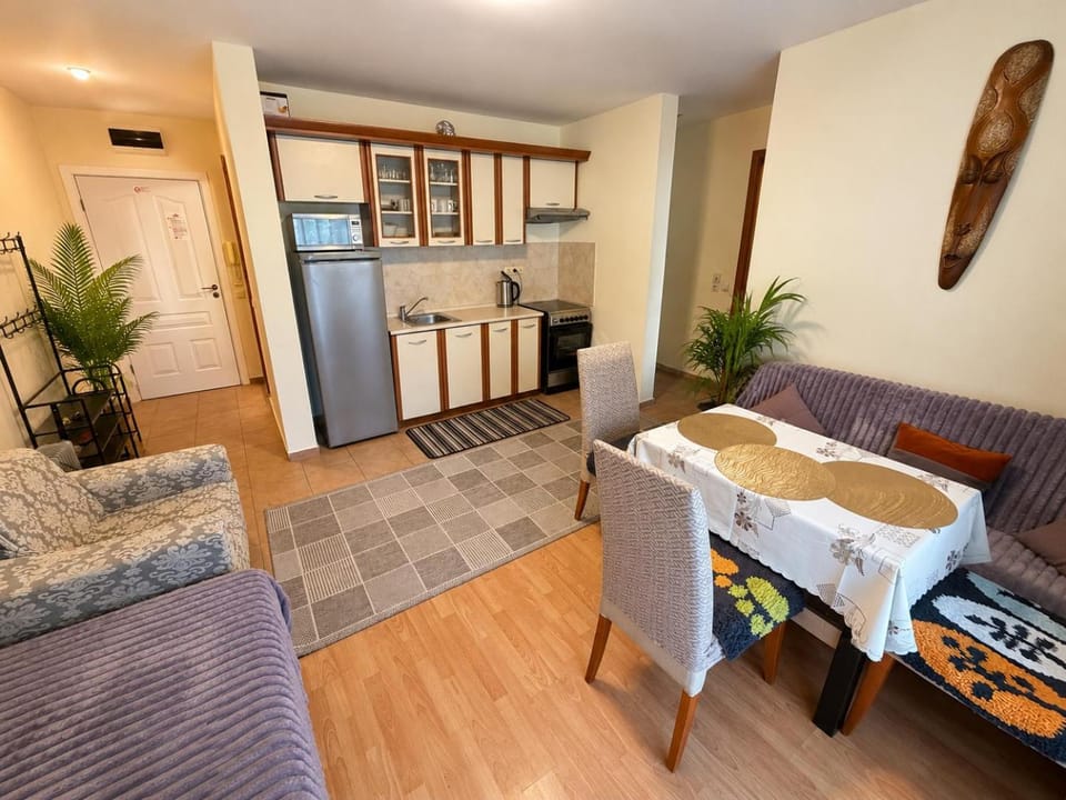Kitchen or kitchenette, Living room, Photo of the whole room, Seating area, Dining area, oven, stove