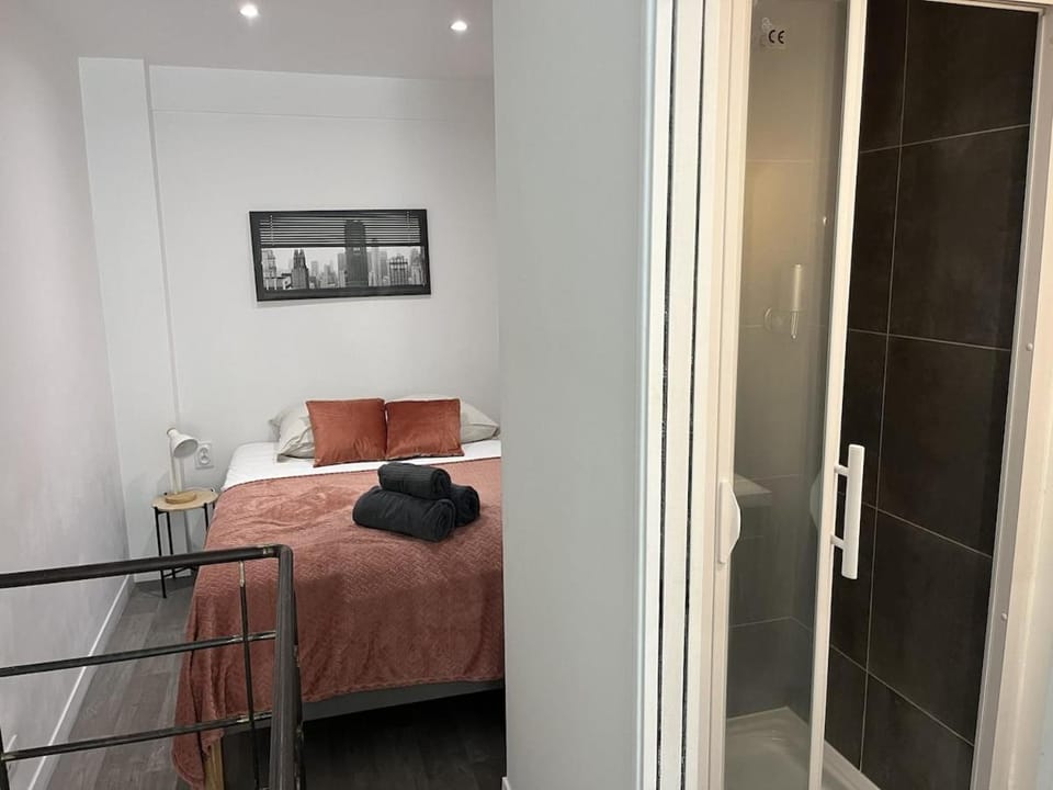 Bedroom, towels