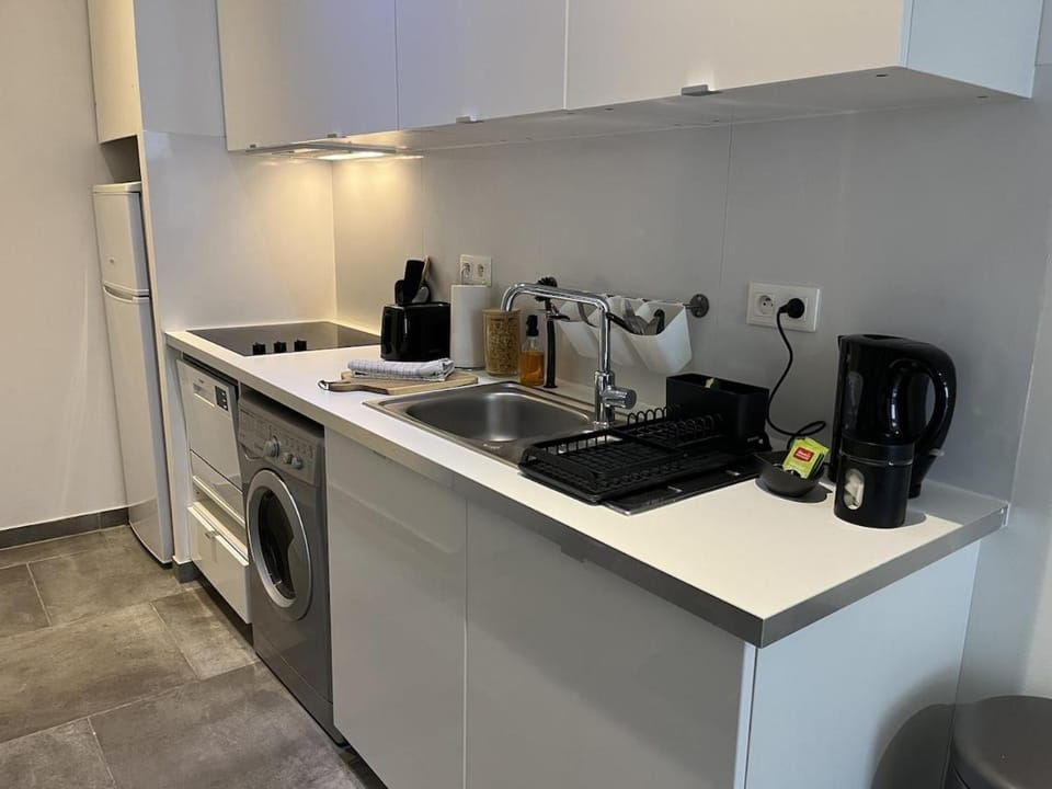 Coffee/tea facilities, dishwasher, washing machine, dryer