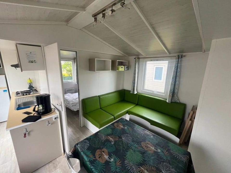 mobil-home avec piscine Chalet in Normandy