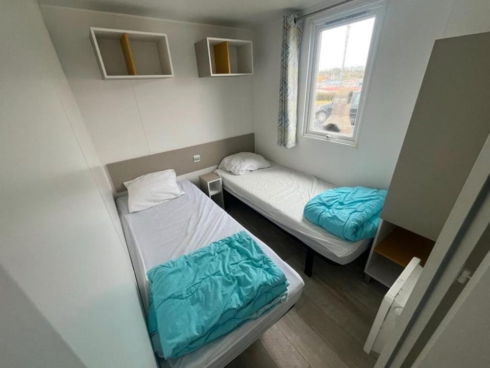 mobil-home avec piscine Chalet in Normandy