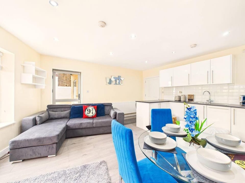 NEW Stylish Watford Stay By Signature Stays - Sleeps 5 Apartment in Watford
