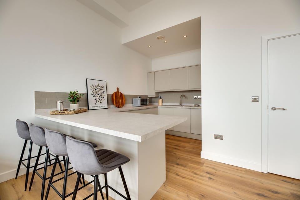 Kitchen or kitchenette, Dining area, minibar, stove