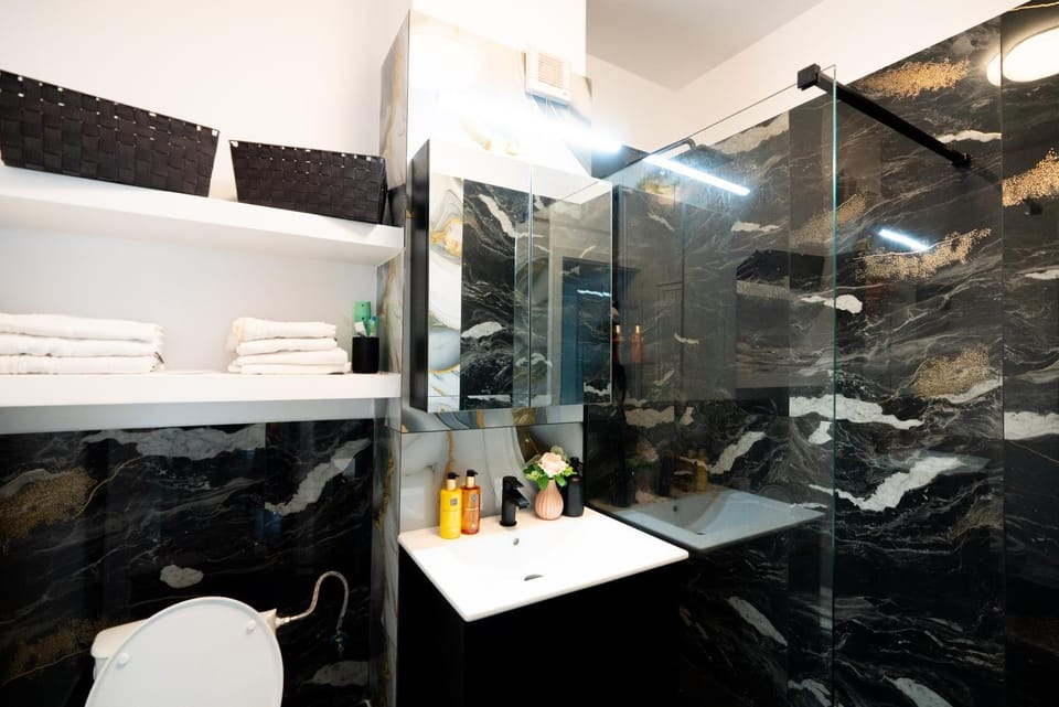 Soni Luxury Apartments 83 Plaza with Private Parking & Self Check-in Apartment in Bucharest