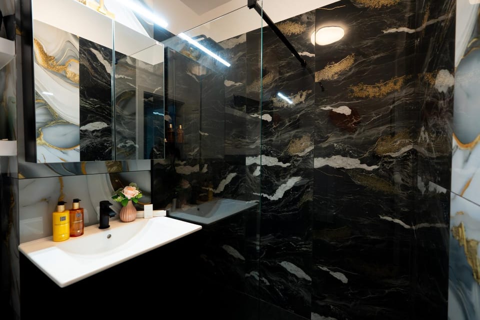 Soni Luxury Apartments 83 Plaza with Private Parking & Self Check-in Apartment in Bucharest