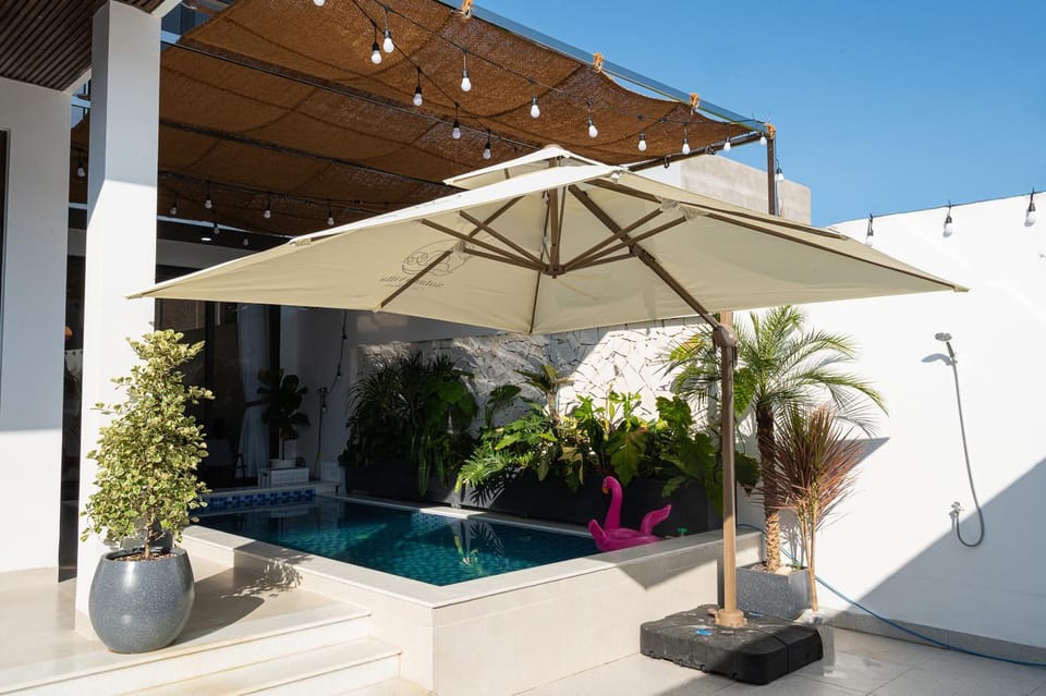 Property building, Garden, Swimming pool