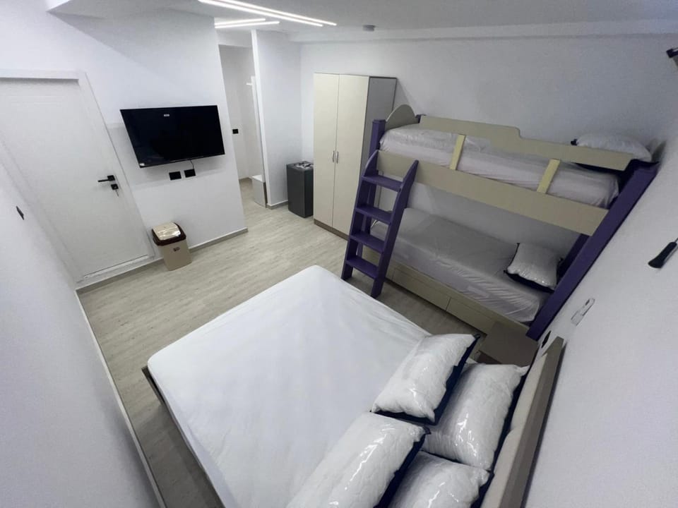 Bed, TV and multimedia, Photo of the whole room, Bedroom, bunk bed, wardrobe